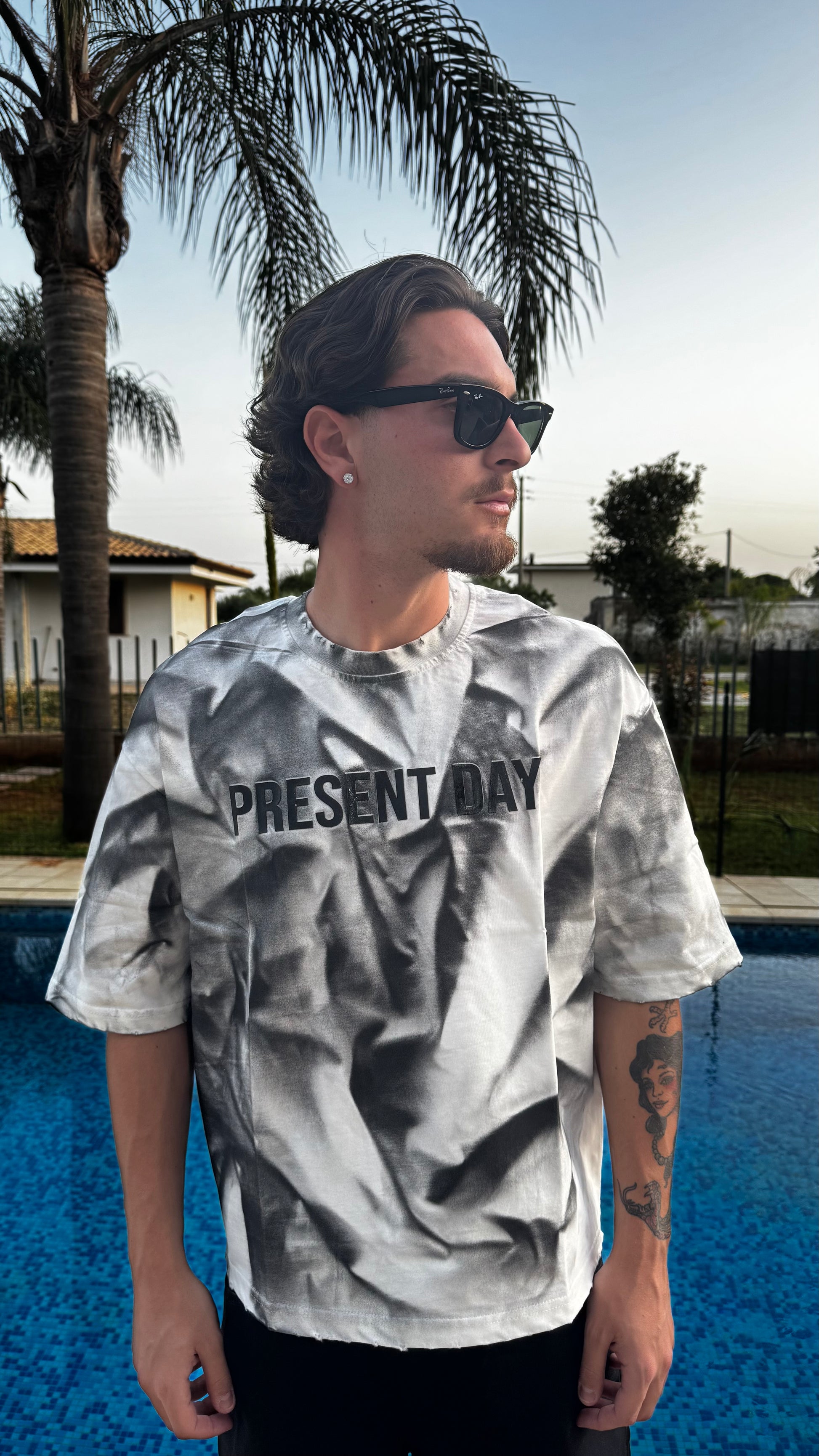 T-SHIRT PRESENT DAY